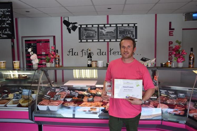 Jérôme Calluaud et ses sept salariés disposent d'un atelier de découpe, d'une boucherie pour la vente directe et sont présents sur les marchés.