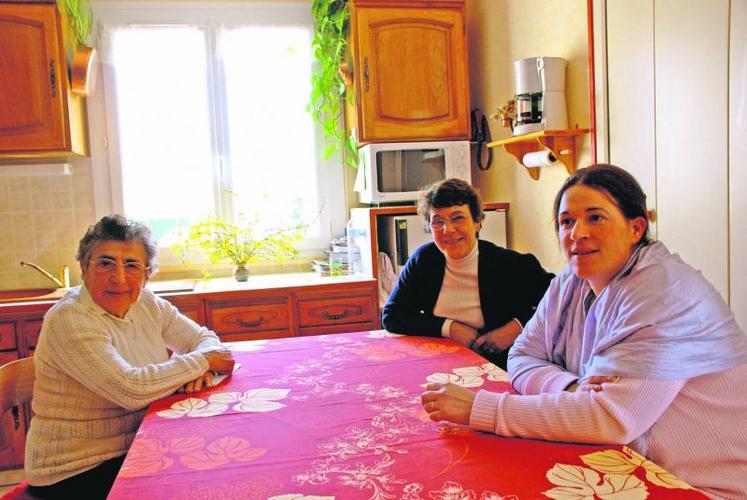 De gauche à droite : Eliane Siteau, Bernadette, sa fille et Céline, sa petite-fille.
