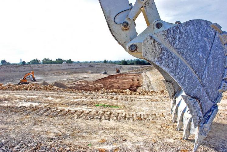 Les irrigants durcissent le ton. Les agriculteurs des Deux-Sèvres rejoignent leurs collègues de Charente-Maritime dans l’action. Jeudi 6 mai, ils étaient 150 mobilisés à l’occasion de la réunion de la CLE du Sage Boutonne. Ils demandent que le dossier des réserves soit débloqué au plus vite. En photo, l’une des réserves de la Boutonne en chantier.