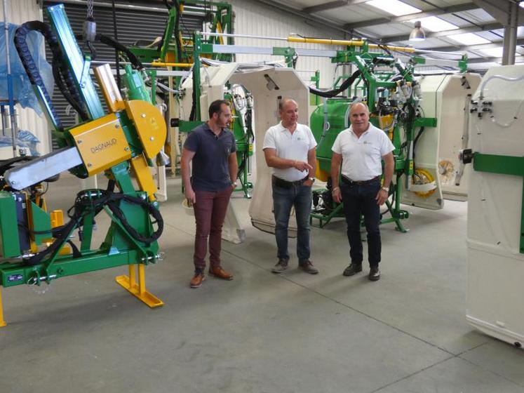 Anthony Dugué, Patrick Guillory et Frédéric Dugué dans l’atelier d’assemblage des pulvérisateurs à panneaux et autres enfonce-pieux. « On a toujours cru dans le monde viticole, explique Patrick Guillory, même lorsqu’il était en crise. »