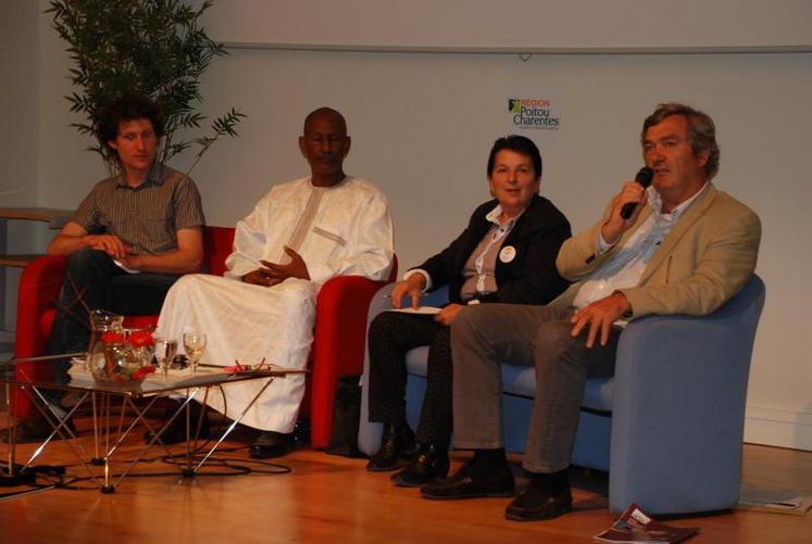 Vincent Touzot, administrateur JA ; Faliry Boly, agriculteur syndicaliste au Mali ; Yvette Thomas, présidente de Coop de France Poitou-Charentes et Bertrand Venet, administrateur national d'Afdi.