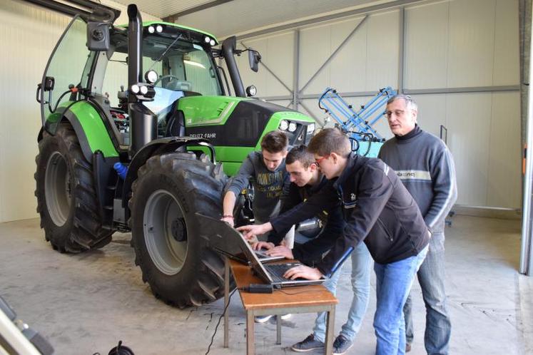 Les terminales bac pro maintenance et machinisme agricole de la MFR Sèvreurope sont formés au fonctionnement des outils numériques. Sans ordinateur, le diagnostic des tracteurs n’est plus possible aujourd’hui.