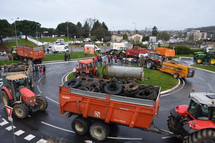 Le 20 février, une cinquantaine de Jeunes agriculteurs s’est mobilisée devant deux grandes surfaces d’Angoulême pour réclamer une meilleure répartition des marges sur les produits agricoles.