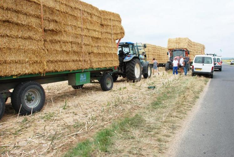 Les remorques chargées de paille ont été pesées à la coopérative Terrena située à Beuxes.