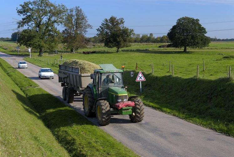 Les agriculteurs peuvent être responsables en cas d'accident s'ils n'ont pas nettoyé la route.