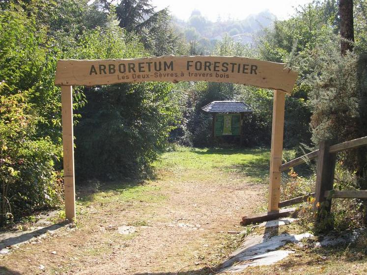 Au sein de l’arboretum a été constitué un circuit de 400 m qui permet de découvrir l’ensemble des essences plantées via des signalétiques à destination du grand public, mais aussi des enfants.