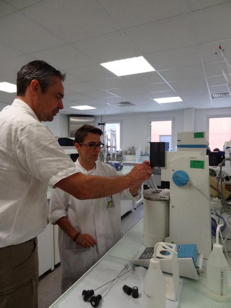 Atlantique Analyses mesure le taux de chute de Hagberg pour déterminer si le blé sera panifiable. À droite, le directeur du laboratoire, Fabrice Crosnier.