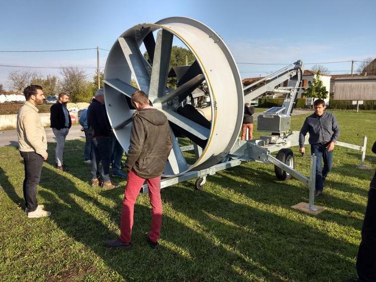 Il faut compter environ 55000 euros pour une éolienne mobile capable de couvrir 4 hectares.