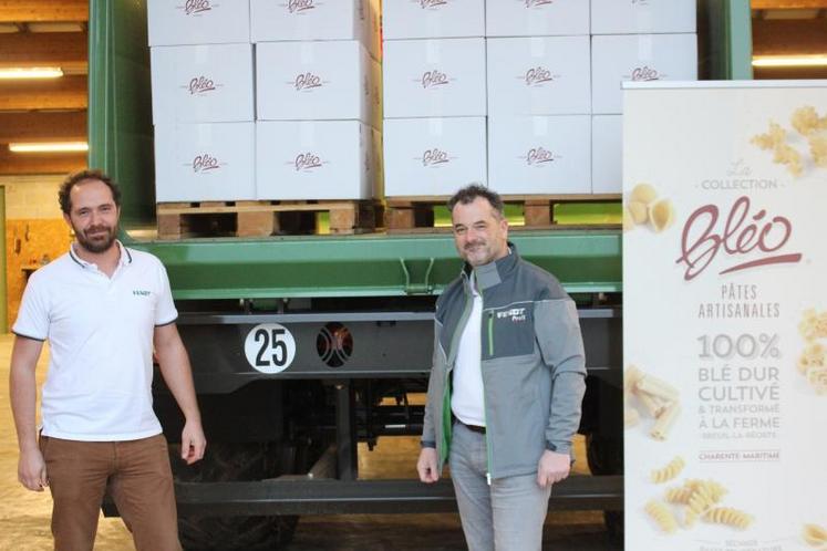 Olivier Leroy (Fendt) et Christophe Pacaud (Bléo) ont livré 2000 sachets de 250 gr de pâtes à la Banque alimentaire 17.