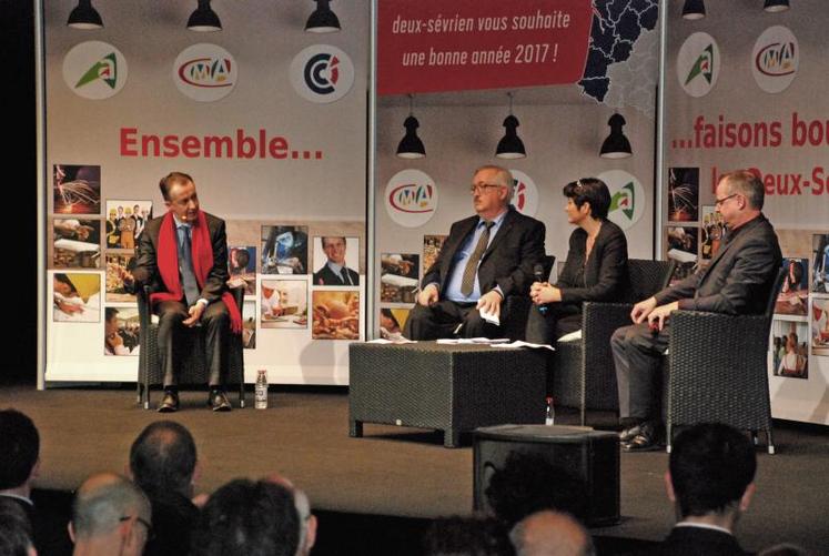 Christophe Barbier a répondu aux questions de Philippe Dutruc, président de la chambre de commerce, Nathalie Gauthier, présidente de la chambre des métiers, et Jean-Marc Renaudeau, président de la chambre d’agriculture.