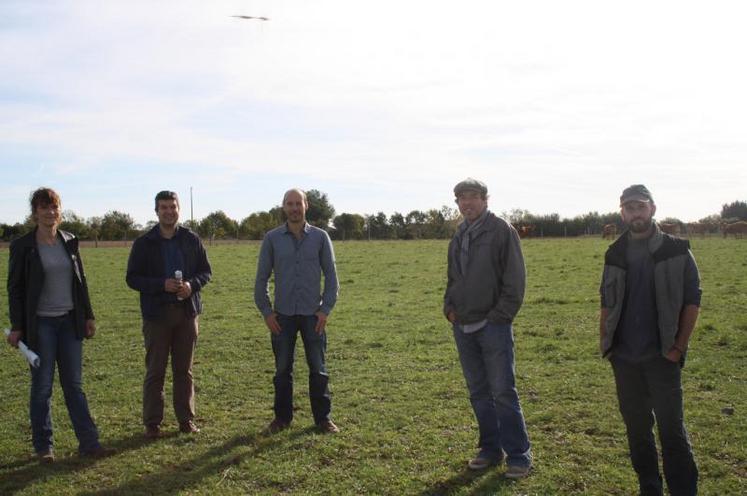 Claire Tessier, animatrice Frab Nouvelle-Aquitaine, Julien Geay Chambre d’agriculture, Fabien Thomas, technicien à la Chambre d’agriculture, Vincent David, président du Gab 17 et Bruno Bonnin, agriculteur en cours de conversion bio, lors du lancement du mois de la bio sur son exploitation à Thairé d’Aunis.