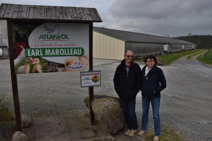 Loïc Marolleau et son épouse Mireille devant les bâtiments aujourd’hui équipés pour produire poulets, pintades et dindes démarrées.
