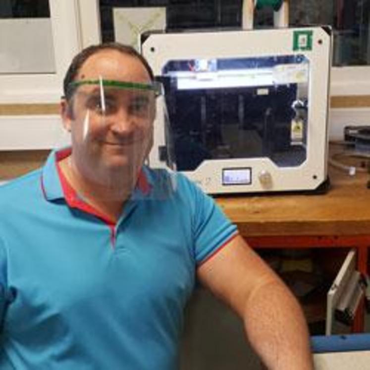 Charles Leconte, professeur de technologie au collège La Fontaine de Montlieu-la-Garde, avec le prototype de visière.