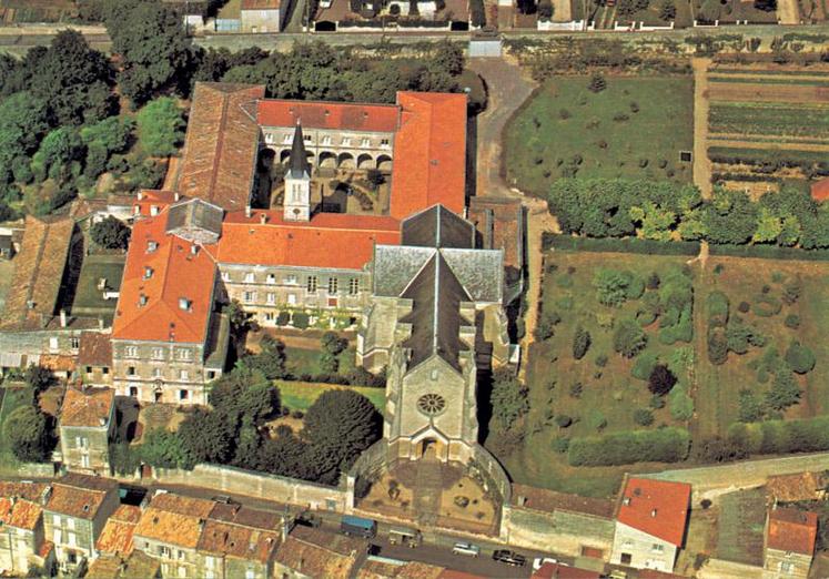 Le monastère de la rue de Strasbourg, ici sur une photo des années 50, a accueilli les Carmélites de 1858 à 2009. Après leur départ, il a été transformé en résidence seniors « Espace et Vie ».