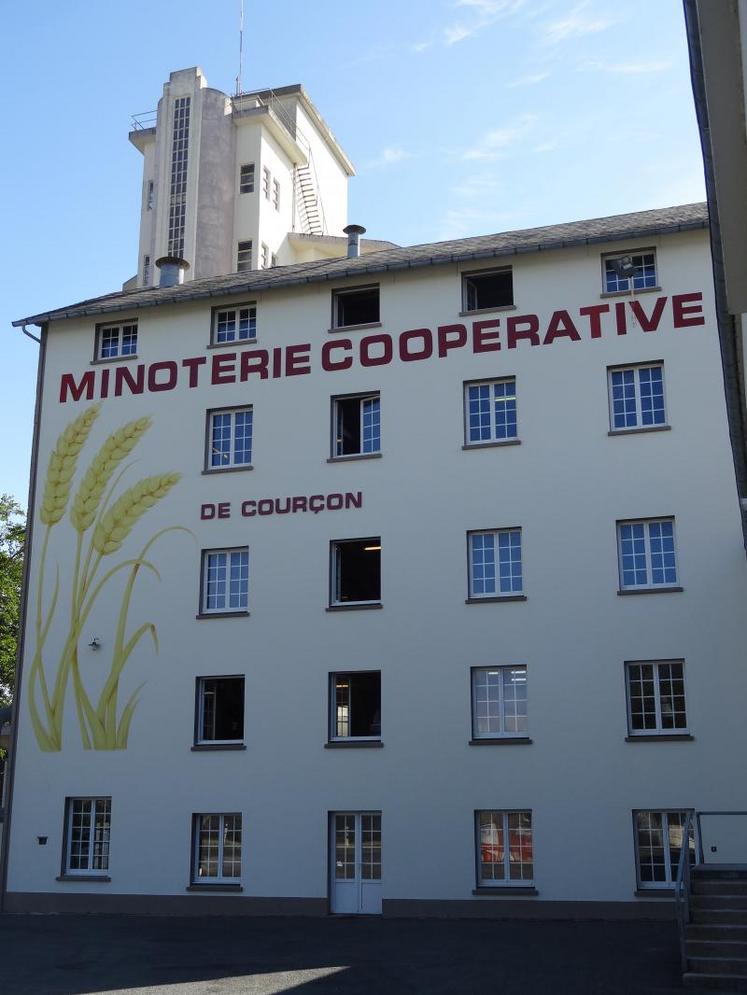 Le bâtiment de la minoterie de Courçon, qui accueille à l’heure actuelle le magasin de farine, lequel devrait être déplacé à terme dans la boulangerie-’’snacking’’ du centre-bourg.