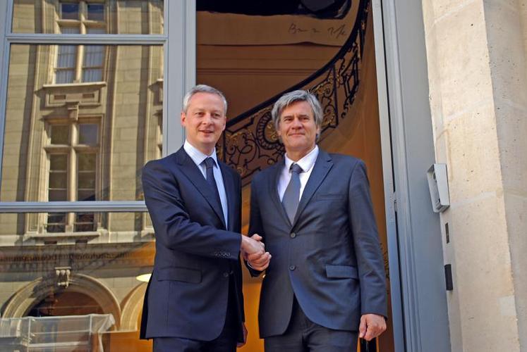 Passation de pouvoir entre Bruno Le Maire (à gauche) et Stéphane Le Foll, le 17 mai au ministère de l’Agriculture.