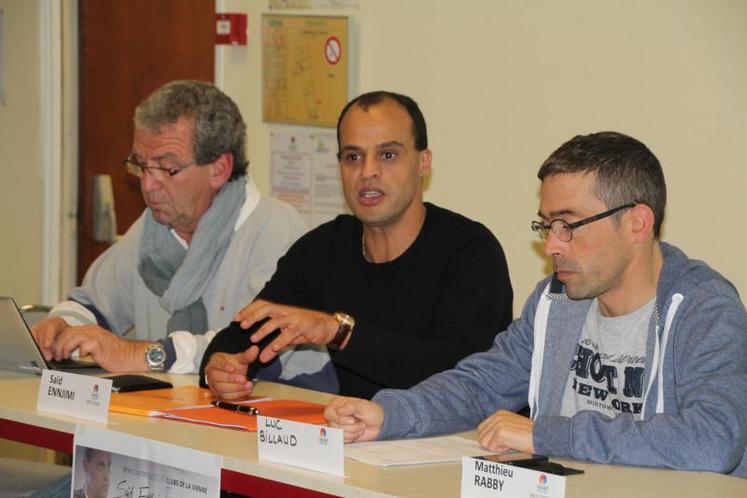 Saïd Ennjimi (au centre) parcourt les territoires de la Nouvelle-Aquitaine pour rencontrer les clubs et détailler son programme.