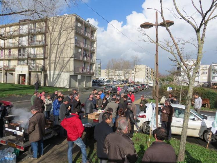 En organisant une grillade party, les quatre-vingts éleveurs de viande bovine du département ont fait déguster de la viande bovine française aux consommateurs