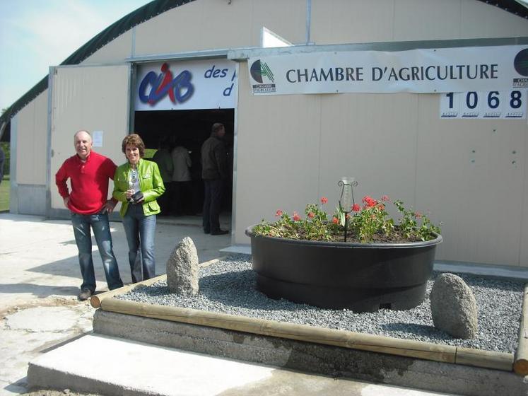 Yannick et Marie-Pierre Neau devant leur bâtiment avicole.