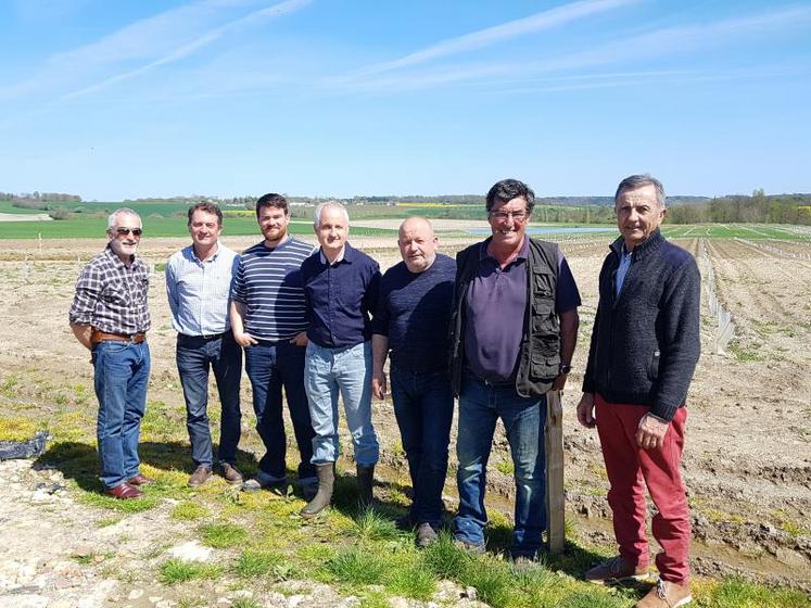 La retenue d’eau bâchée de Michel Bouchet permettra d’irriguer,
à terme, les 3 013 noyers de son verger.