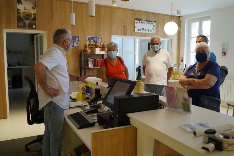 Quatre vacanciers (deux locaux et deux extérieurs au territoire), quatre bouteilles de pineau blanc et rouge vendues. Ce qui méritait bien une visite de la distillerie et des chais.