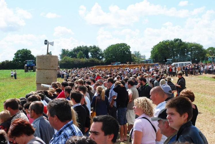 Les visiteurs sont venus en masse. Les bénévoles, qui malgré la pluie ont donné le meilleur d’eux-mêmes, ont contribué à la réussite de la Fête de la terre. Franck Moreau, président cantonal des JA, ne tarit pas d’éloges à leur égard : « Je les remercie et félicite vivement. Ils ont donné une image très positive de notre canton et de notre agriculture ».