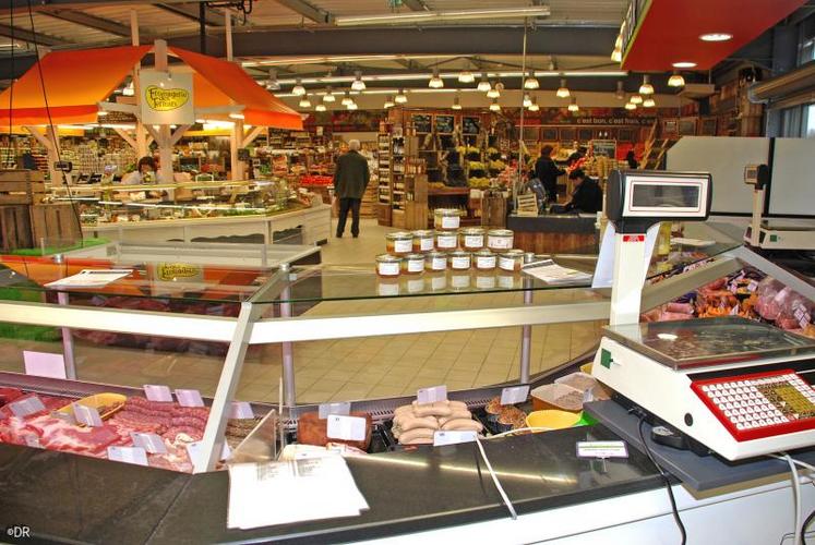 Dans son rayon boucherie-charcuterie au Marché Bessines, Loïc Chouc commercialise une partie de sa production de porcs, ainsi que des produits achetés à ses collègues éleveurs.