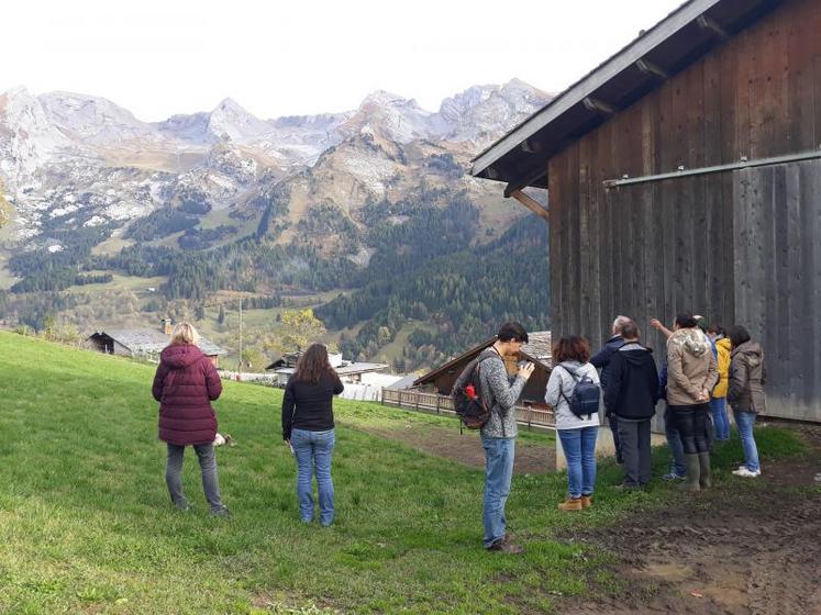 L’éleveur montrant les alpages sur lesquels il emmène ses chèvres à partir de mai, sur le flanc de la montagne, au fond de la photo.