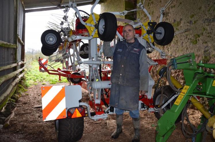 Patrick Beaujault devant la faneuse qui tournera sur les prés de l’élevage pour la deuxième campagne en 2016.