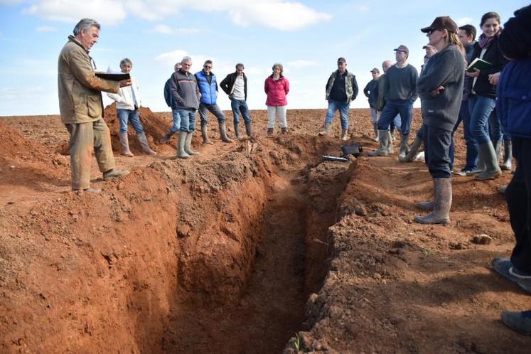 Utilisateur des produits Sobac depuis 10 ans, Éric Nourrigeon a constaté que la terre de ses parcelles était devenue « plus friable, plus souple et résistait mieux à la sécheresse ».