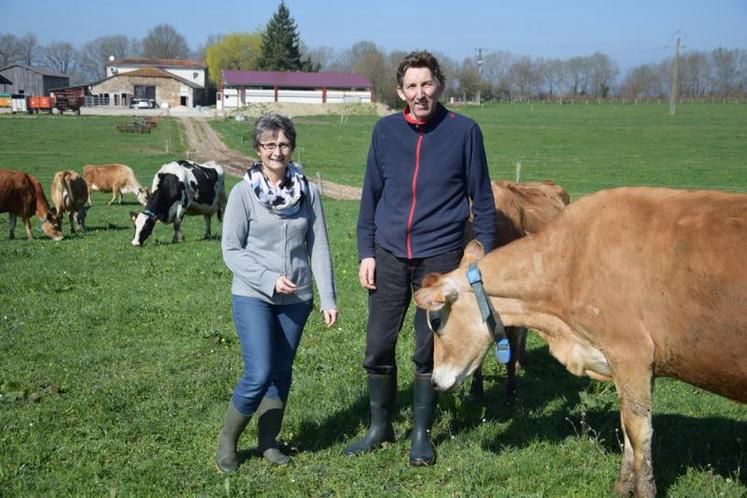 Esther et Christophe Hervy ont fait construire un bâtiment de 300 m2 pour la transformation de leur lait (en arrière plan, celui au toit rouge).