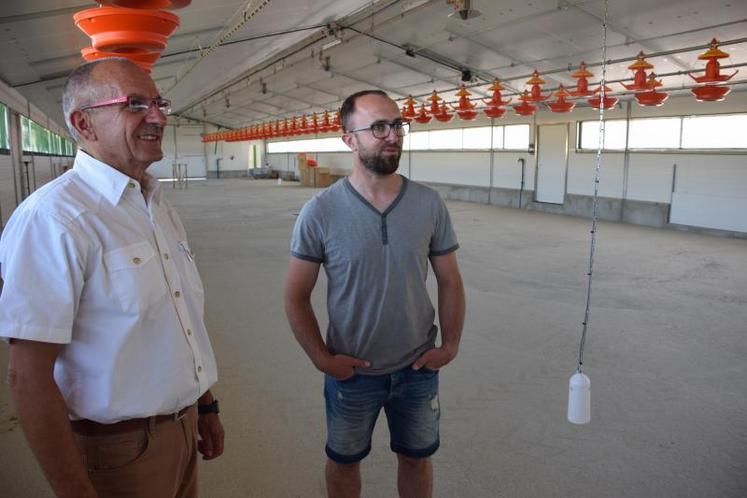 Michel Fruchet, directeur de Val de Sèvre, et Jean-Baptiste Rotureau, éleveur, dans le nouveau 
bâtiment qui répond aux exigences de protection contre le virus de la grippe aviaire.