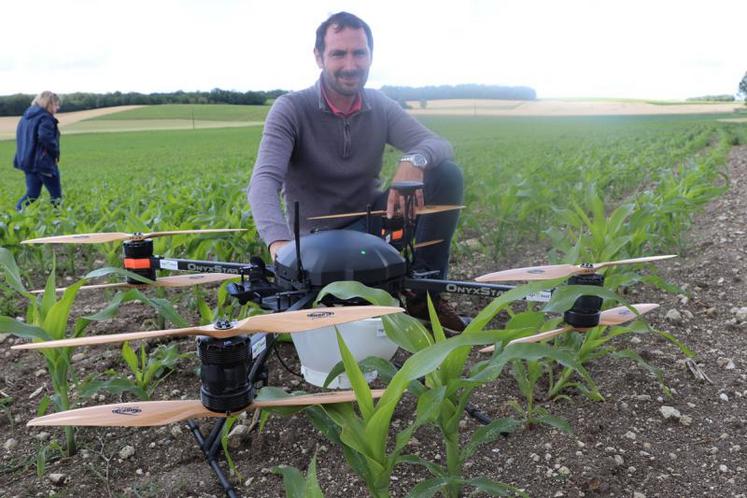 Nicolas Roussillon, céréalier à Bonnes, est le seul en Charente à proposer ce service par drone.