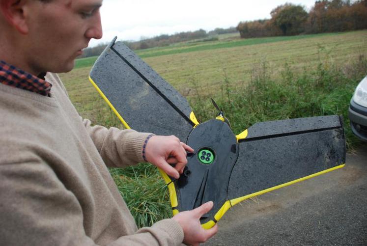 Le drone est équipé d’un capteur qui enregistre la lumière réfléchie par le couvert végétal dans 4 bandes distinctes. L’analyse de ces données apporte de nombreuses informations sur la biomasse, la densité foliaire et le taux de chlorophylle.