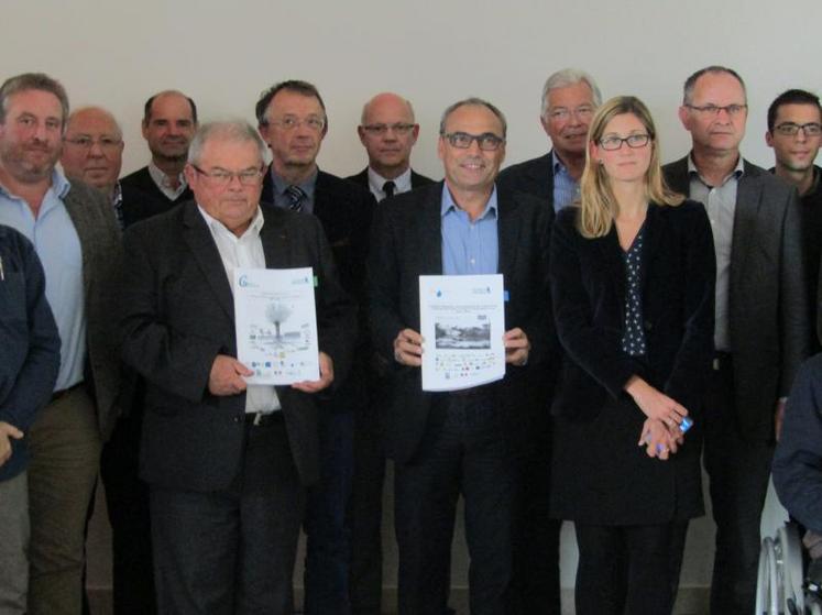 Elmano Martins, président du syndicat des eaux du Vivier, 
et Jacques Morisset, président du syndicat des captages de la vallée de la Courance, entourés d’une partie des signataires.