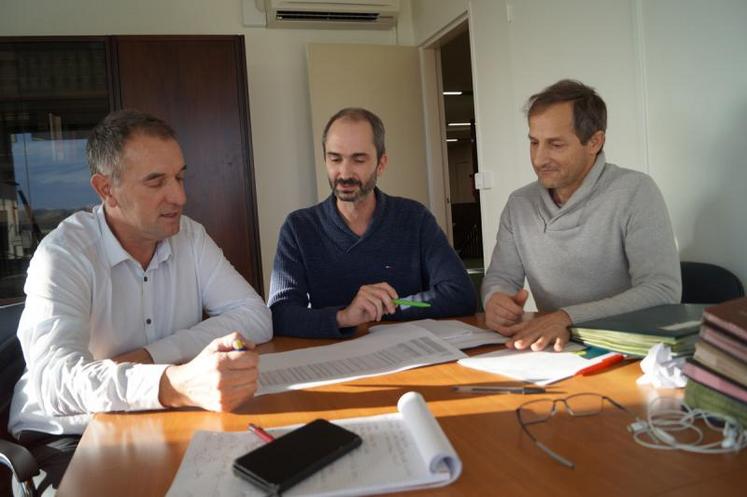 De gauche à droite : le président de la Chambre d’agriculture et céréalier, Christian Daniau ; Olivier Trisse, responsable du service Irrigation et Sylvain Jonette, référent Directive Nitrates.