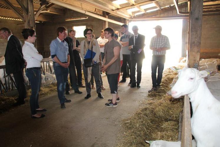 Danièle Provost a fait visiter son élevage caprin à la préfète.