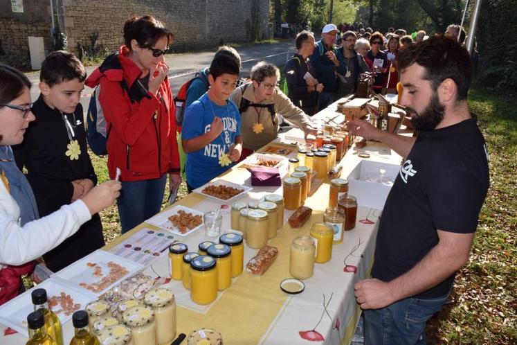 La saveur des produits en bouche, les randonneurs
ont été curieux des méthodes de travail des agriculteurs.