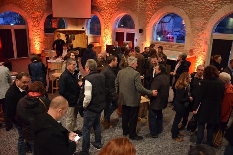 Après les présentations, les participants ont pu discuter 
avec les intervenants.