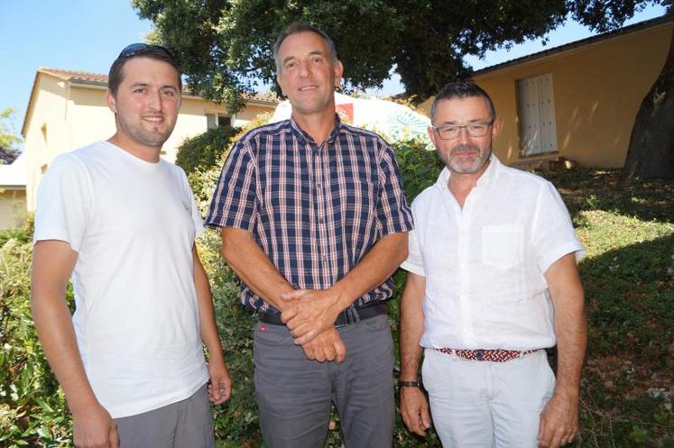 Christian Daniau, tête de liste FNSEA-JA 16, entre Julien Massé (à gauche) président des Jeunes Agriculteurs de Charente, et Patrick Soury, actuel président de la FNSEA 16.