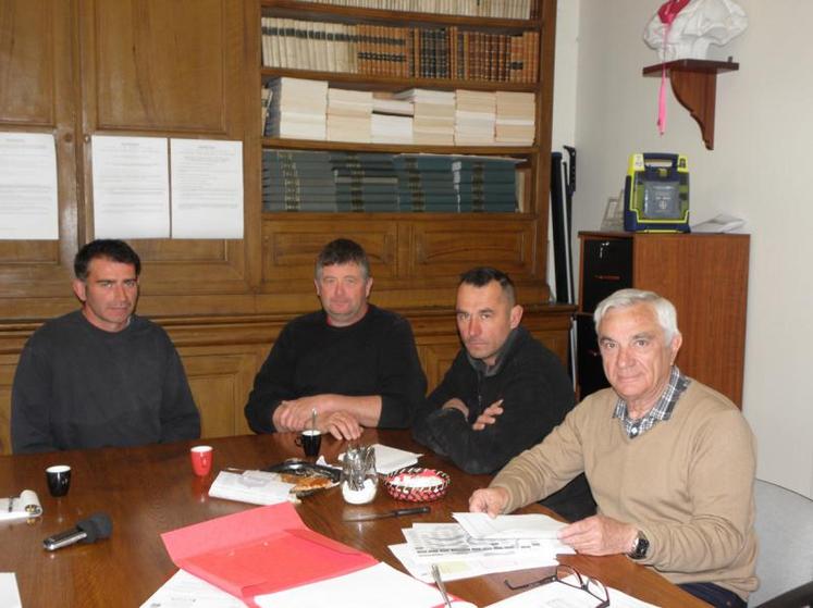 Autour de Marc Duchez, trois des quatre agriculteurs conseillers municipaux de Genouillé.