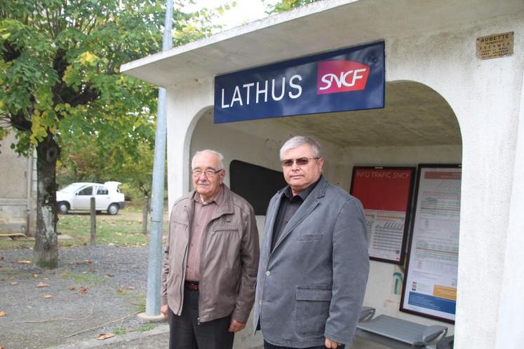 Guy Pipart et Jacques Compain craignent pour l’avenir de la petite gare de Lathus, actuellement desservie par le TER.