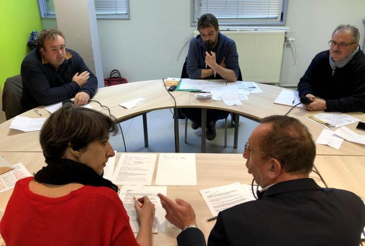 Le débat a été enregistré lundi 7 janvier dans les locaux de la chambre d’agriculture de Parthenay. Yann Brillaud, journaliste à D4B, et Christelle Picaud, à Agri 79, animaient cet échange autour des programmes défendus par les trois syndicats.