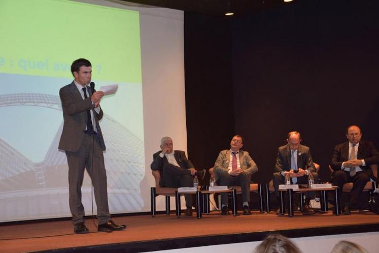 Bernard Farges (à gauche), président de la CNAOC, a ouvert le débat sur l’OCM vitivinicole.