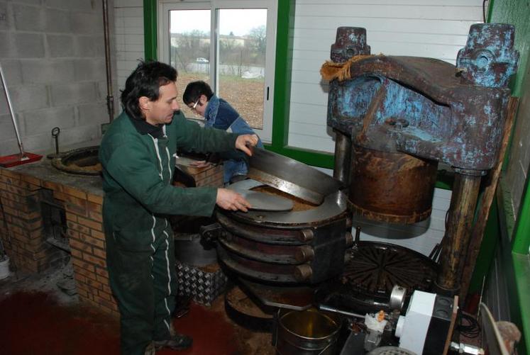 Jean-Marc Baubet à l’œuvre dans son atelier des Maisons blanches, sur la commune de Limalonges.