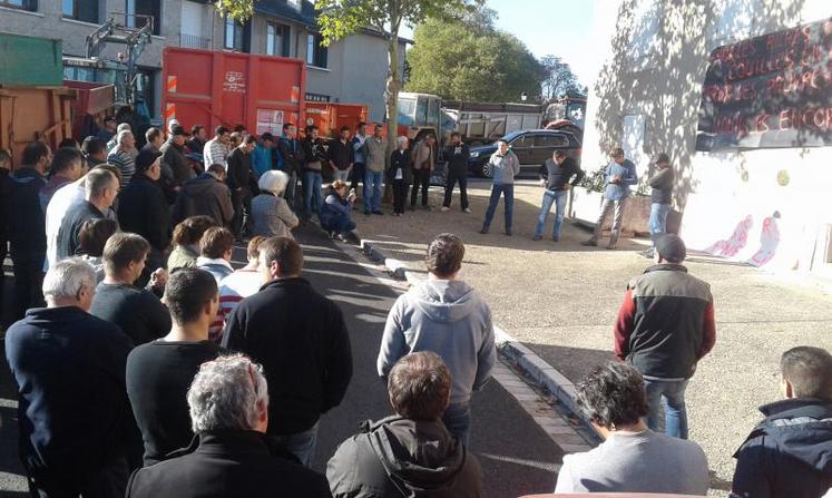 Une centaine d’agriculteurs, soutenus par des représentants des syndicats, des chambres d’agriculture et des Safer,
se sont rassemblés devant l’étude de Maître Gervais pour dénoncer l’opacité du marché foncier local.