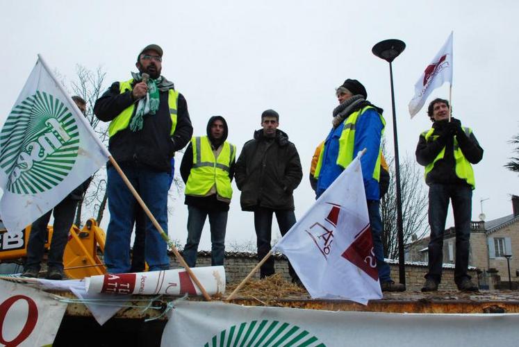 Les porte-parole de la région syndicale, Philippe Moinard et Vincent Touzot, étaient entourés des responsables Fnsea et JA des quatre départements.