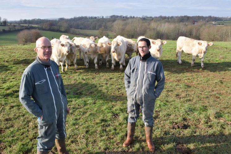 Alban et Jean-Luc Jaulin, éleveurs à Chiché, exploitent des sols sableux hydromorphes. Les affleurements rocheux y sont nombreux.