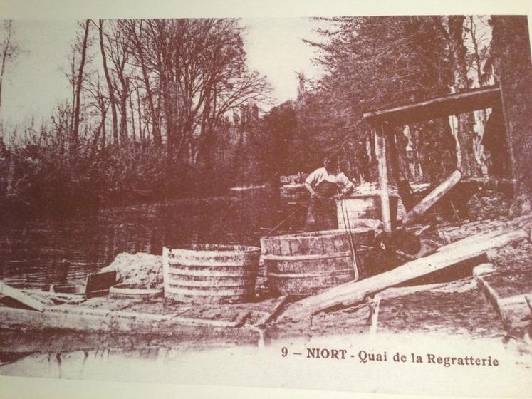 Au début du XXe siècle, comme sur cette photo des archives départementales, les entreprises de chamoiseries ont un accès à la Sèvre, nécessaire dans le processus de fabrication des peaux.