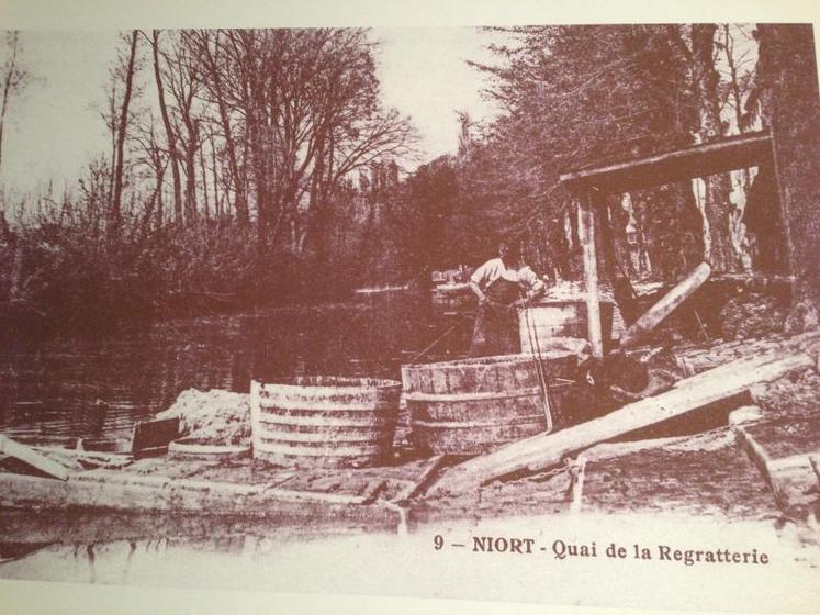 Au début du XXe siècle, comme sur cette photo des archives départementales, les entreprises de chamoiseries ont un accès à la Sèvre, nécessaire dans le processus de fabrication des peaux.